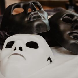 L’authenticité : Le courage de vivre sans masque